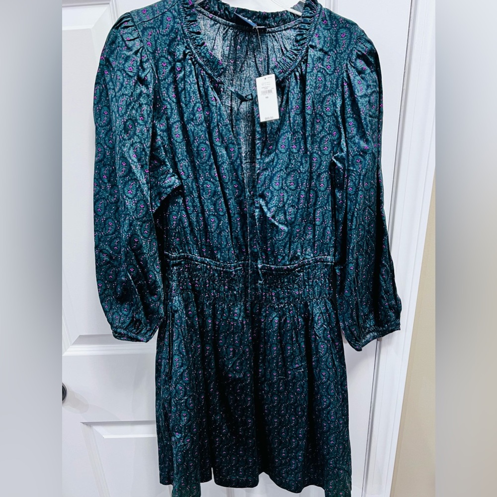 Brand new Gap, youthful dress, with pockets.